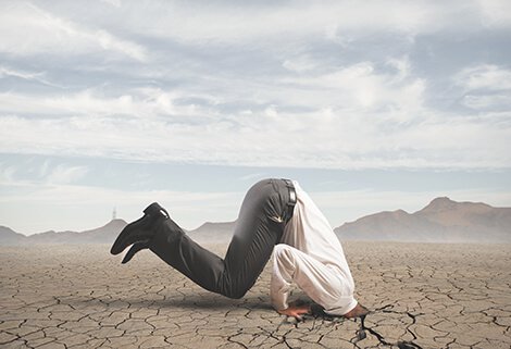 homem-com-cabeca-na-terra