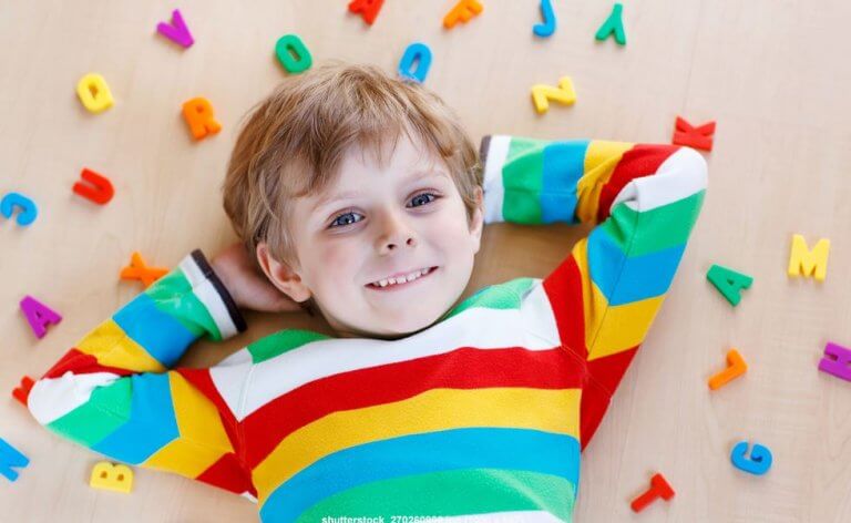 menino-brincando-letrinhas