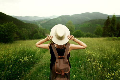 mulher com mochila Viajar descarrega nossas mochilas de preconceitos