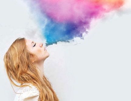 mulher-nuvem-de-cores