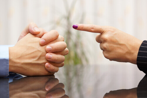 mulher-criticando-homem