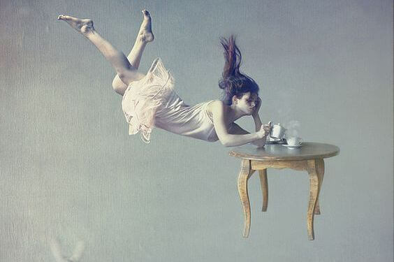 mulher-tomando-cha-flutuando