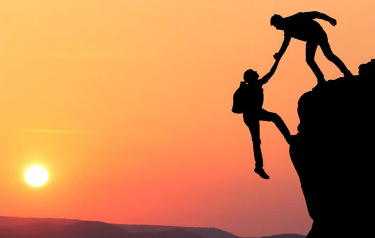 homem-ajudando-mulher-escalar