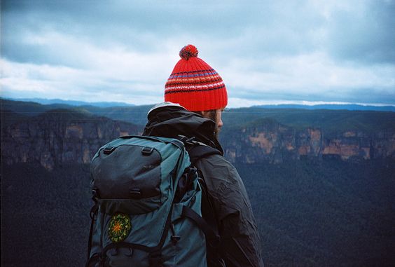 homem-viajando-com-mochila