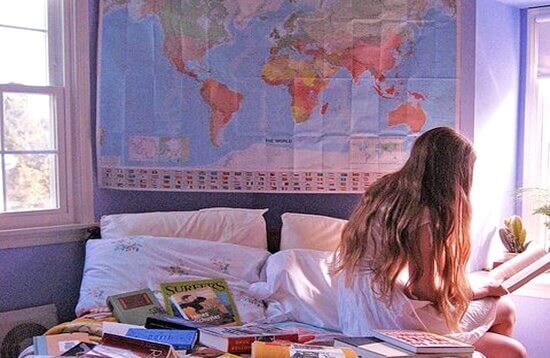 menina-em-seu-quarto