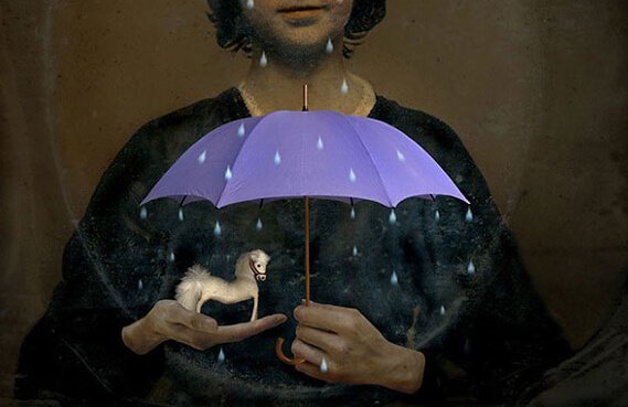 mulher-segurando-pequeno-guarda-chuva Quem sabe o que tem nem sempre cuida