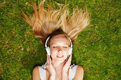 menina-ouvindo-musica