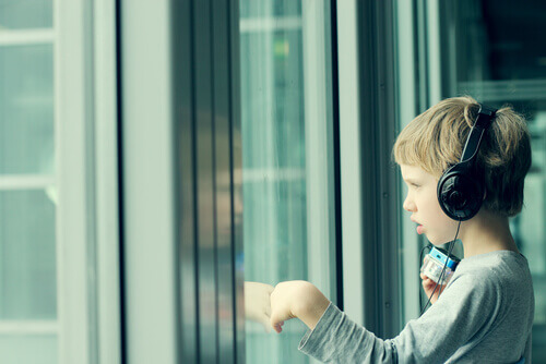 menino-ouvindo-musica