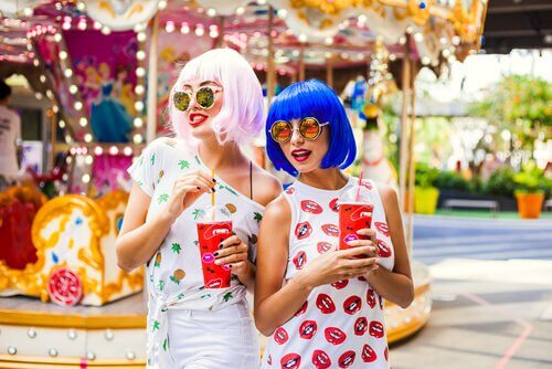 amigas-perucas-coloridas-parque