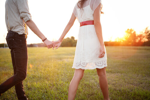 casal-passeando-pelo-campo
