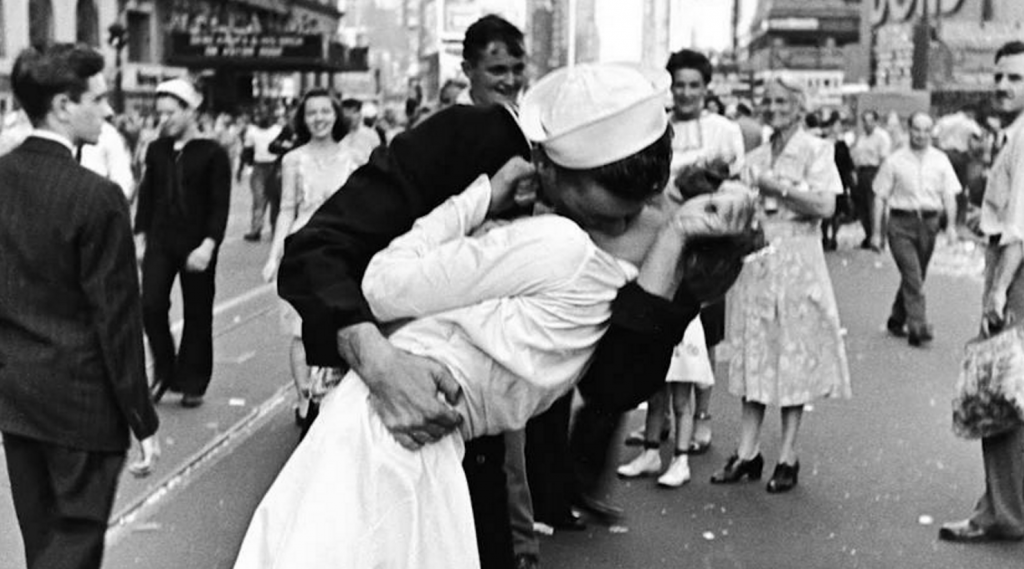 casal se beijando 7 fotografias que são pedacinhos de história