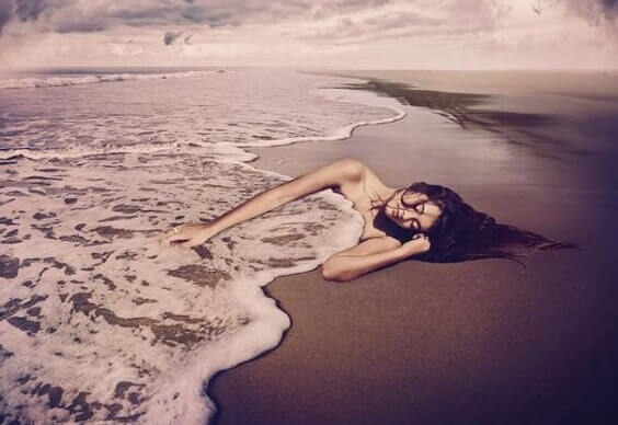 mulher-coberta-pelo-mar