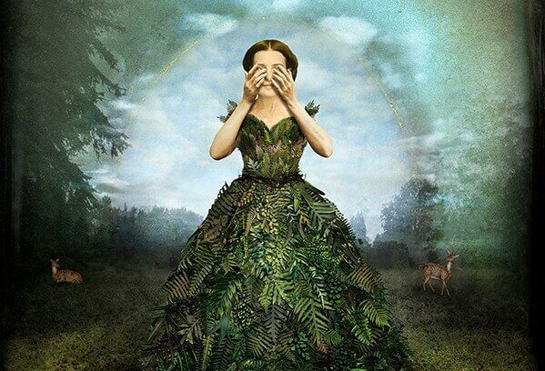 mulher-com-vestido-de-plantas