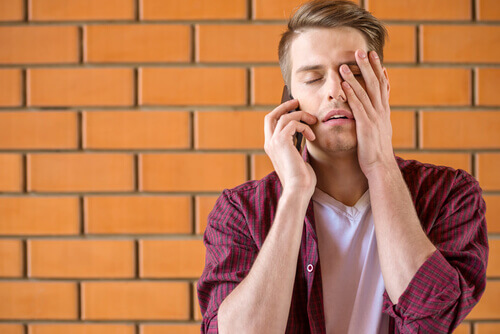 homem aborrecido falando no telefone Fuja dos conselheiros