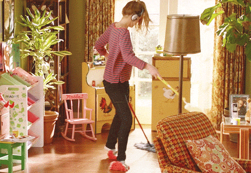 mulher-limpando-casa