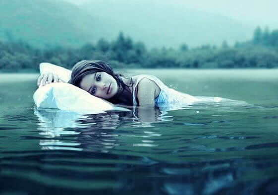 mulher-deitada-travesseiro-em-rio