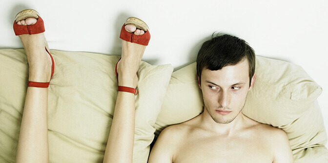 homem-incomodado-com-sua-esposa