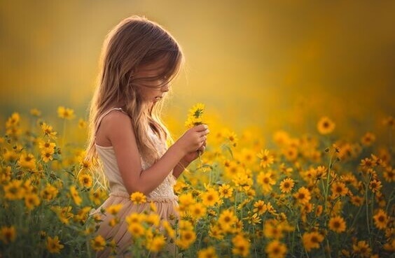 menina-campo-de-girassois