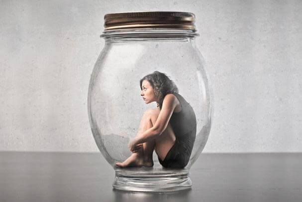 mulher-encolhida-com-medo