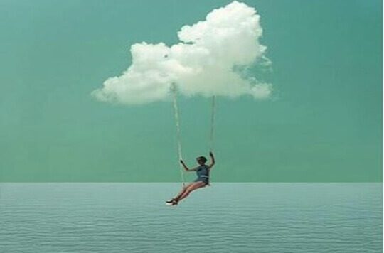 mulher-se-balancando-em-nuvem