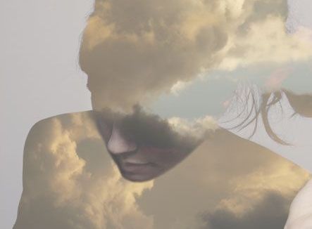 mulher-nuvens
