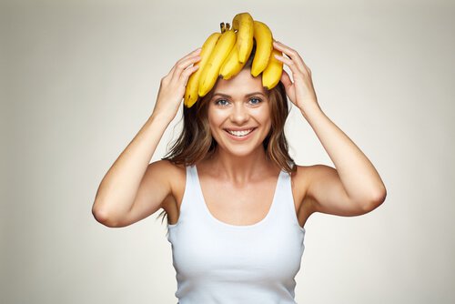 mulher-com-banana-na-cabeca