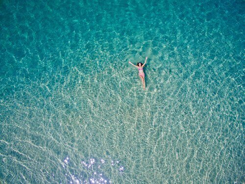 mulher-flutuando-no-mar
