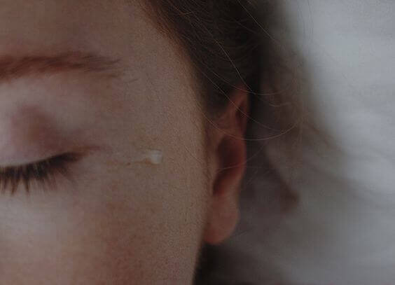 menina-sofrendo-em-silencio