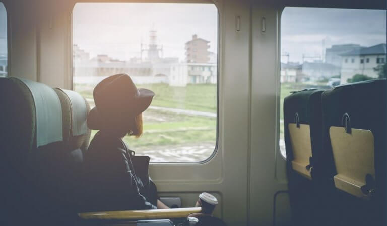 Mulher observando janela em trem