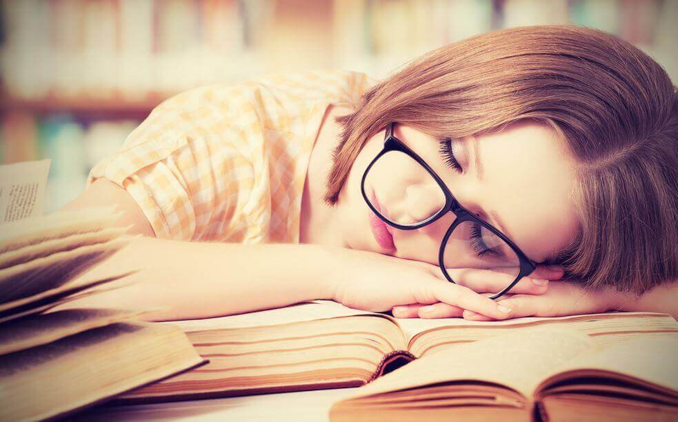 mulher-dormindo-enquanto-estuda