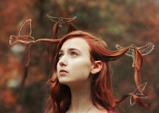 Passarinhos desenhados segurando cabelo de menina