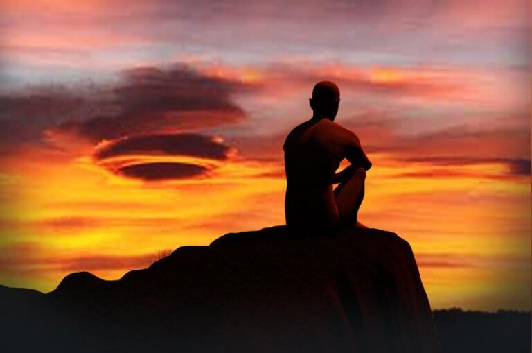 Homem refletindo no por do sol