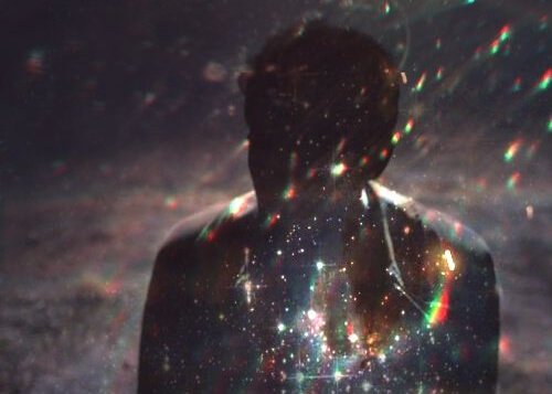 homem-luzes-brilhantes