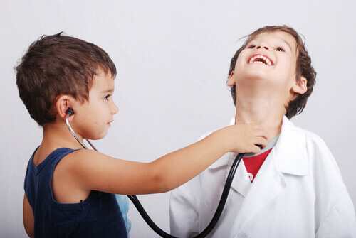 Crianças brincando de médico