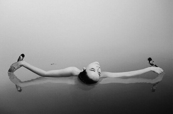 Mulher com dois pássaros nas mãos