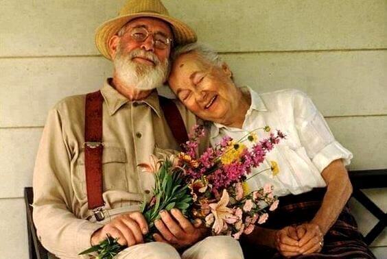 Casal de pessoas idosas e felizes