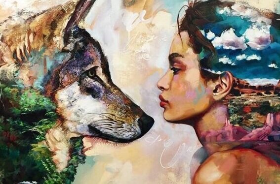 Mulher e lobo de frente um para o outro