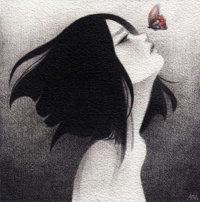 Mulher observando borboleta
