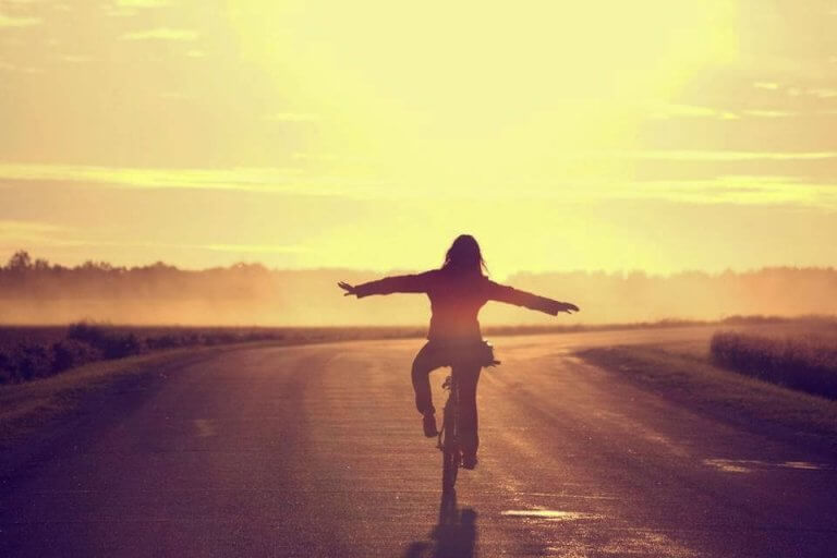 Mulher livre andando de bicicleta