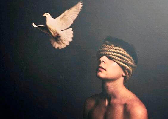 Homem com pomba branca