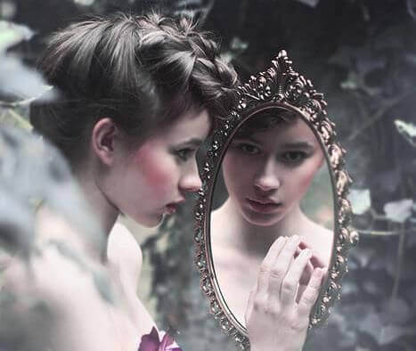 Menina se olhando no espelho