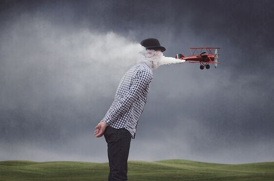 aviao-jogando-fumaca-em-homem