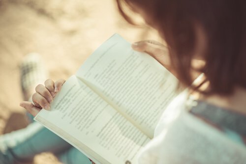 Mulher lendo um livro