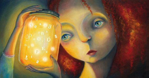 Mulher com frasco iluminado de letras