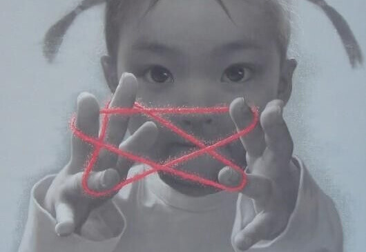 Menina brincando com barbante