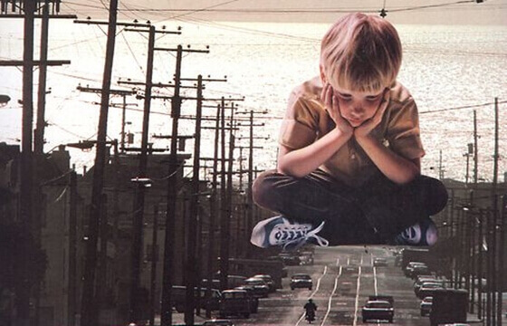 menino-triste-cidade