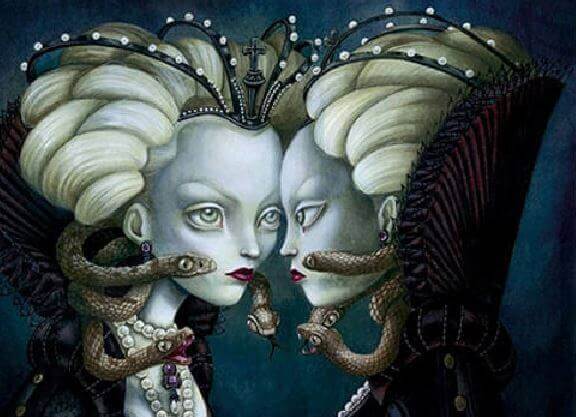 mulher-com-cobras-no-cabelo