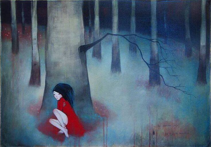 Mulher sozinha na floresta