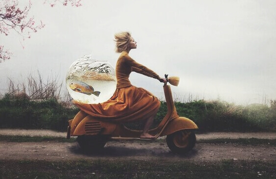 mulher-carregando-peixe