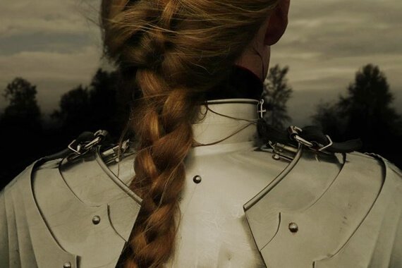 mulher-vestindo-armadura